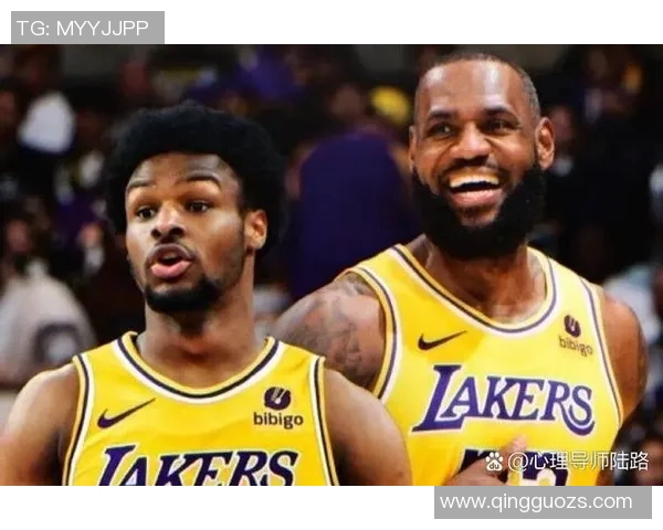 惊艳！布朗尼与詹姆斯湖人球衣合影，父子同台引发球迷热烈讨论